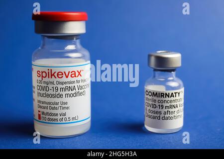Viersen, Allemagne - janvier 9.2022: Gros plan de deux flacons de sérum de vaccination d'ARNm isolés (Moderna Spikevix et Biontech Pfizer Comirnaty), dos bleu Banque D'Images