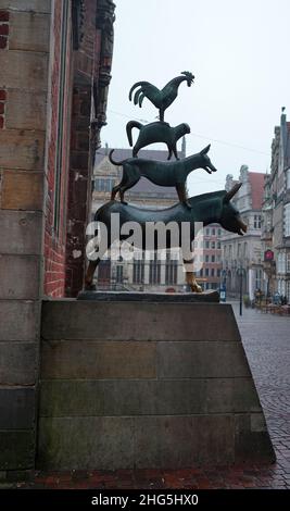 Brême, Allemagne - Jan 16 2022 Statue de bronze la ville musiciens de Brême sur la place du marché dans la vieille ville.Il s'agit d'un conte de fées de Grimm Banque D'Images