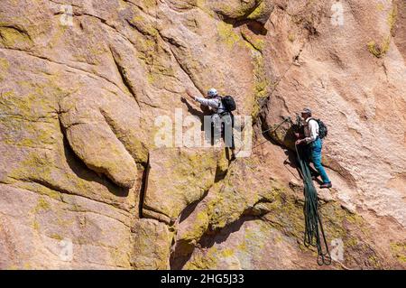 Grimpeurs grimpeurs qui escalades « Sheeps Head » dans les montagnes du Dragoon.Sud de l'Arizona Banque D'Images