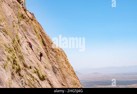 Grimpeurs grimpeurs qui escalades « Sheeps Head » dans les montagnes du Dragoon.Sud de l'Arizona Banque D'Images