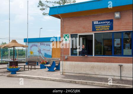 SS Cosma e Damiano, Latina, Italie 09/05/2018: Mancoop Cooperative Society, Industrial and commercial Hub.Concierge.© Andrea Sabbadini Banque D'Images