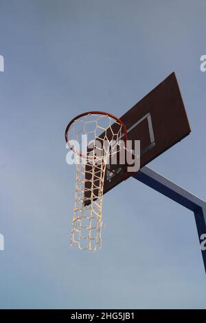 fond de panier de basket-ball, concept de basket-ball de rue, angle de vue bas Banque D'Images