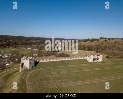 vue aérienne de la porte des limes reconstruites dans le parc naturel altmühltal, bavière, allemagne Banque D'Images