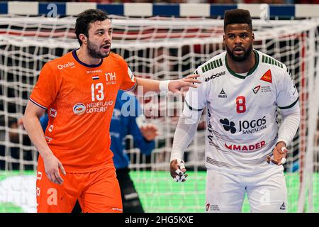 BUDAPEST, HONGRIE - JANVIER 18 : Samir Benghanem des pays-Bas, Victor Manuel Iturizza Alvarez du Portugal lors du match EHF Euro 2022 entre les pays-Bas et le Portugal au MVM Dome du 18 janvier 2022 à Budapest, Hongrie (photo de Henk Seppen/Orange Pictures) Banque D'Images