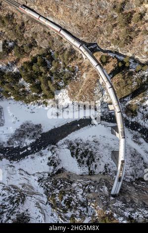 Swiss Mountain train RHB sur le Landwasser Viaduct, Suisse Banque D'Images