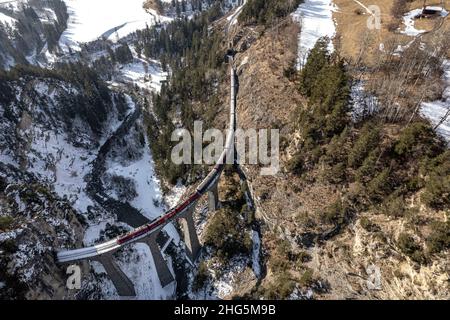 Swiss Mountain train RHB sur le Landwasser Viaduct, Suisse Banque D'Images