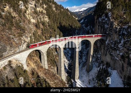 Swiss Mountain train RHB sur le Landwasser Viaduct, Suisse Banque D'Images