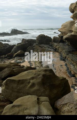 Formations rocheuses, belle plage, Balito, KwaZulu-Natal, Afrique du Sud,Paysage marin étonnant, côte africaine, écologie marine, zone de marée, mer spectaculaire Banque D'Images