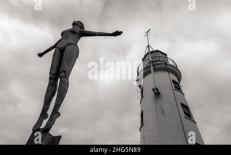 Statue « Ding Belle » en face du phare de Scarborough.Image en noir et blanc.Scarborough, Yorkshire, Angleterre.Janvier 16 2022 Banque D'Images
