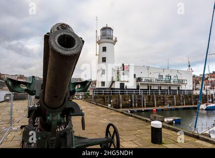 Lighthouse et 1914 Vickers Pattern Gun élevé de l'épave du SS Hornsund à Scarborough North Yorkshire Angleterre.Prise le 16 janvier 2022 Banque D'Images