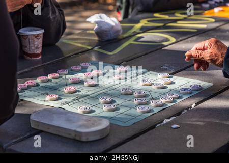 Chinatown, Manhattan, New York City, New York, États-Unis.Personnes jouant aux échecs chinois dans Columbus Park. Banque D'Images