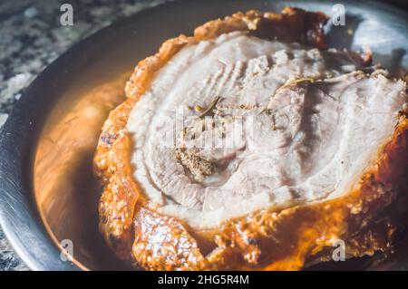 Tranché ​​Porchetta et Pururuca sur une plaque métallique, espace de copie Banque D'Images