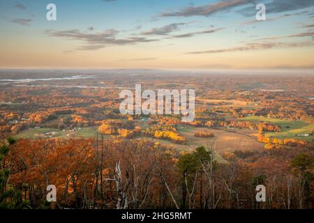 Vue d'automne du Piémont depuis Little Pinnacle au parc national de Pilot Mountain à Pinnacle, en Caroline du Nord. Banque D'Images