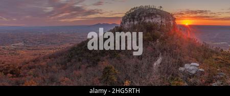 Panorama d'automne vue au lever du soleil sur le bouton depuis Little Pinnacle au parc national de Pilot Mountain à Pinnacle, en Caroline du Nord. Banque D'Images