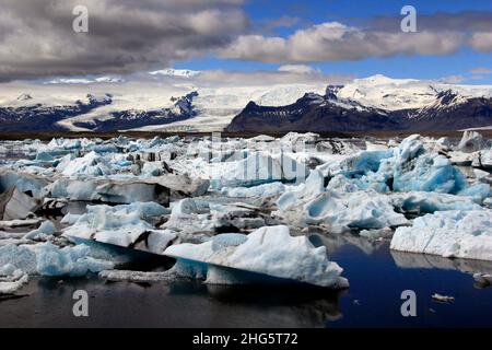 Icebergs nageant dans le lac glacier de Jökulsárlón, parc national de Vatnajökull, Islande Banque D'Images