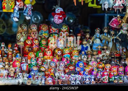 Poupées de nidification russes.Matryoshki.Une cabine avec des souvenirs exposés Banque D'Images