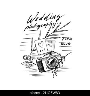 Logo ou badge de photographe de mariage.Appareil photo et plantes ou fleurs et anneaux de fiançailles pour les vacances.Modèle pour magasin studio.Dessiné à la main Illustration de Vecteur
