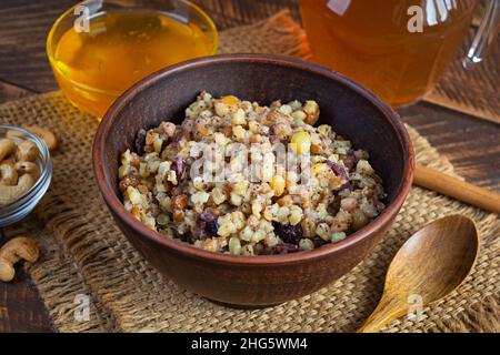 Bol avec cuisine de Noël traditionnelle ukrainienne.Kutia est un plat de vacances traditionnel slave Banque D'Images