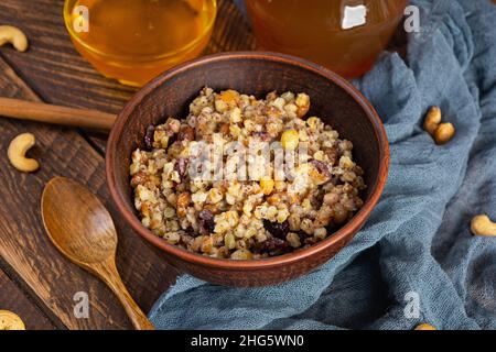 Bol avec cuisine de Noël traditionnelle ukrainienne.Kutia est un plat de vacances traditionnel slave Banque D'Images