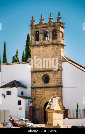 Rue blanche typique de Ronda, Malaga, Espagne.Rue étroite andalouse avec fenêtres barrée Banque D'Images