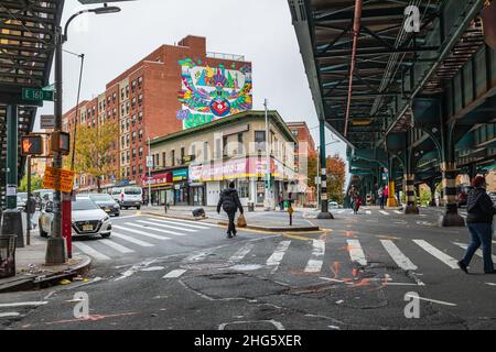 The Bronx, New York City, New York, États-Unis.2 novembre 2021.Rue sous les voies de métro surélevées dans le Bronx. Banque D'Images