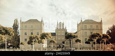 Ehrenburg Palace avec le monument Ernst I sur la place du Palais, Coburg, haute-Franconie Banque D'Images