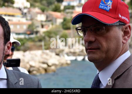 Marseille, France.1st août 2017.Le ministre français de l'éducation, Jean-Michel Blanquer à capuchon rouge, est vu lors de sa visite au Centre sportif de plein Air (UCPA) à Marseille. Le ministre national de l'éducation, Jean-Michel Blanquer, n'est actuellement accusé de revenir de son séjour à Ibiza que le 2 janvier 2022,la veille du début de l'année scolaire et malgré la situation sanitaire préoccupante.Le ministre a donc annoncé à partir des îles Baléares le protocole applicable aux écoles le lendemain.(Image de crédit : © Gerard Bottino/SOPA Images via ZUMA Press Wire) Banque D'Images