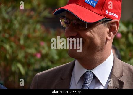 Marseille, France.1st août 2017.Le ministre français de l'éducation, Jean-Michel Blanquer à capuchon rouge, est vu lors de sa visite au Centre sportif de plein Air (UCPA) à Marseille. Le ministre national de l'éducation, Jean-Michel Blanquer, n'est actuellement accusé de revenir de son séjour à Ibiza que le 2 janvier 2022,la veille du début de l'année scolaire et malgré la situation sanitaire préoccupante.Le ministre a donc annoncé à partir des îles Baléares le protocole applicable aux écoles le lendemain.(Image de crédit : © Gerard Bottino/SOPA Images via ZUMA Press Wire) Banque D'Images