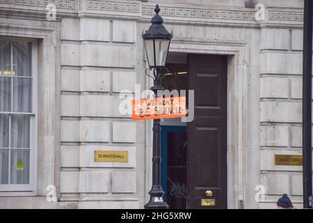 Londres, Royaume-Uni.18th janvier 2022.L'écriteau « nous ne serons pas réduits au silence » est visible sur un lampadaire à l'extérieur du Cabinet Office, qui a été joint lors d'une manifestation « tuer le projet de loi » contre la police, le crime, la peine et le projet de loi sur les tribunaux, qui a eu lieu plusieurs jours plus tôt.(Image de crédit : © Vuk Valcic/SOPA Images via ZUMA Press Wire) Banque D'Images