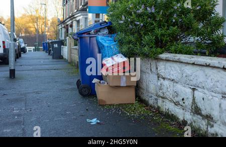 attente d'une collecte de déchets débordant des bennes à roues dans une rue urbaine Banque D'Images