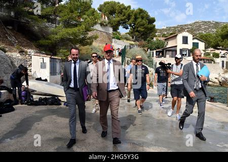 Marseille, France.1st août 2017.Le ministre français de l'éducation, Jean-Michel Blanquer à capuchon rouge, est vu lors de sa visite au Centre sportif de plein Air (UCPA) à Marseille. Le ministre national de l'éducation, Jean-Michel Blanquer, n'est actuellement accusé de revenir de son séjour à Ibiza que le 2 janvier 2022,la veille du début de l'année scolaire et malgré la situation sanitaire préoccupante.Le ministre a donc annoncé à partir des îles Baléares le protocole applicable aux écoles le lendemain.(Image de crédit : © Gerard Bottino/SOPA Images via ZUMA Press Wire) Banque D'Images