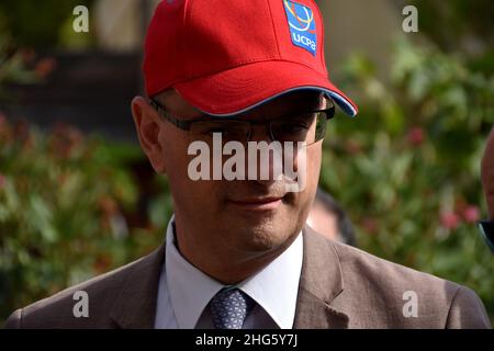 Marseille, France.1st août 2017.Le ministre français de l'éducation, Jean-Michel Blanquer à capuchon rouge, est vu lors de sa visite au Centre sportif de plein Air (UCPA) à Marseille. Le ministre national de l'éducation, Jean-Michel Blanquer, n'est actuellement accusé de revenir de son séjour à Ibiza que le 2 janvier 2022,la veille du début de l'année scolaire et malgré la situation sanitaire préoccupante.Le ministre a donc annoncé à partir des îles Baléares le protocole applicable aux écoles le lendemain.(Image de crédit : © Gerard Bottino/SOPA Images via ZUMA Press Wire) Banque D'Images