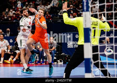 BUDAPEST, HONGRIE - JANVIER 18 : Fabio Ramos Magalhaes du Portugal, Ivar Stasgrands des pays-Bas pendant le match EHF Euro 2022 du groupe B entre les pays-Bas et le Portugal au dôme MVM du 18 janvier 2022 à Budapest, Hongrie (photo de Henk Seppen/Orange Pictures) Banque D'Images