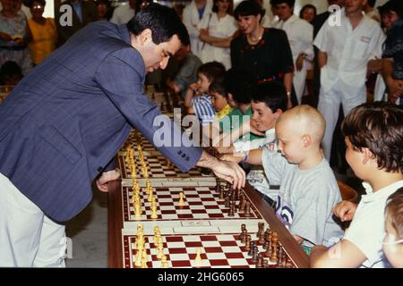 Archives 90ies: Le joueur d'échecs russo-américain Gary Kasparov rencontre des enfants malades à l'hôpital de Debrousse, à Lyon, France, 1992 Banque D'Images