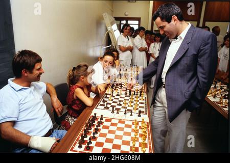 Archives 90ies: Le joueur d'échecs russo-américain Gary Kasparov rencontre des enfants malades à l'hôpital de Debrousse, à Lyon, France, 1992 Banque D'Images