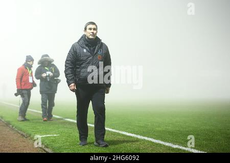 NAILSWORTH, ROYAUME-UNI.JAN 18th le directeur de Mansfield Town, Nigel Clough, se rend au vestiaire pour la dernière fois, car l'arbitre Carl Brook suspend le match Sky Bet League 2 entre Forest Green Rovers et Mansfield Town à la Nouvelle pelouse de Nailsworth le mardi 18th janvier 2022 en raison d'un épais brouillard.(Crédit : Kieran Riley | INFORMATIONS MI) crédit : INFORMATIONS MI et sport /Actualités Alay Live Banque D'Images