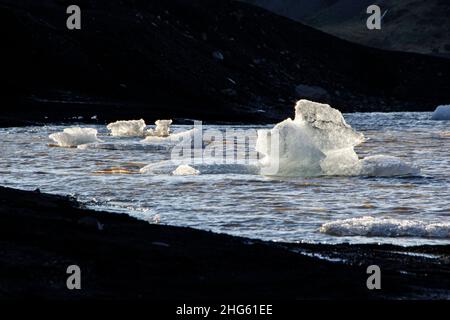 De minuscules icebergs nageant dans un lac glaciaire au glacier de Sólheimajökull, en Islande Banque D'Images