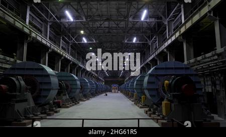 Atelier industriel ou hangar sur la production de systèmes de ventilation.Usine de travail des métaux résumé fond avec beaucoup d'équipement et de machines.FAC Banque D'Images