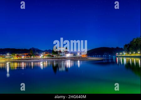 Entrée au port de Ribadesella, avec la plage de Santa Marina en arrière-plan, par une nuit étoilée.Asturies, Espagne. Banque D'Images