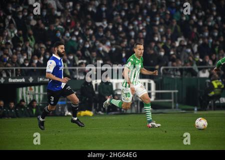 SÉVILLE, ESPAGNE - JANVIER 18: Sergio Canales #10 de Real Betis conduit le ballon pendant le match de la Liga entre Real Betis et Alavés au stade Benito Villamarín le 18 janvier 2022 à Séville, Espagne.(Photo de Sara Aribó/PxImages) Banque D'Images