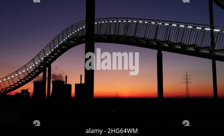 Tiger Turtle Magic Mountain au coucher du soleil à Duisburg, Allemagne Banque D'Images