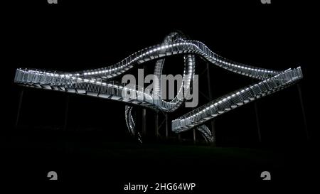 Tiger Turtle Magic Mountain la nuit à Duisburg, Allemagne Banque D'Images