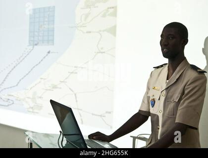 Marine nationale sénégalaise, lieutenant j.g.Amadou Diallo donne un briefing du matin lors du Sahara Express 2014 à Dakar, Sénégal, le 10 mars 2014 140310 Banque D'Images