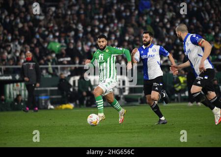 SÉVILLE, ESPAGNE - JANVIER 18: Nabil Fekir #8 de Real Betis conduit le ballon pendant le match de la Liga entre Real Betis et Alavés au stade Benito Villamarín le 18 janvier 2022 à Séville, Espagne.(Photo de Sara Aribó/PxImages) Banque D'Images