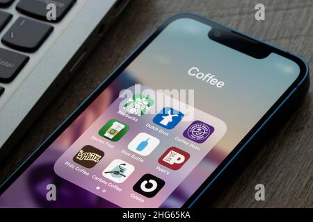 Diverses applications de commande de café sont vues sur un iPhone - Starbucks, Bros hollandais, café en grains, Menu secret pour Starbucks, bouteille bleue, Peet's, Philz... Banque D'Images