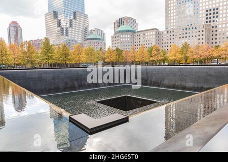 Manhattan, New York, New York, États-Unis.3 novembre 2021.Piscine au Mémorial du 9/11 septembre à Lower Manhattan. Banque D'Images