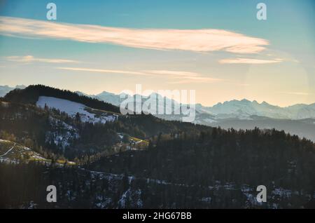 belle ambiance de soirée sur une colline suisse. Les derniers rayons du soleil illuminent le magnifique paysage Banque D'Images