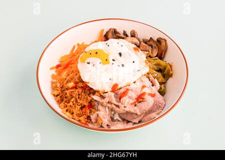 La cuisine coréenne est principalement basée sur le riz, les légumes et la viande.Les repas traditionnels coréens sont connus pour la grande variété de plats d'accompagnement qui accompagnent ste Banque D'Images