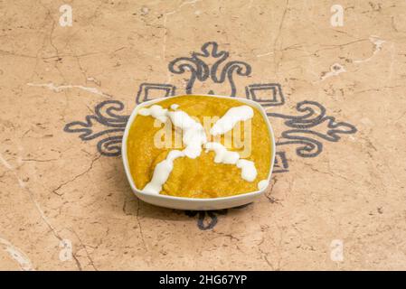 Le Kurma est un curry doux, originaire d'Inde et de Turquie, souvent fait avec de la sauce au yaourt, de la crème épaisse ou des noix.Le korma est habituellement fait avec de la noix de coco Banque D'Images