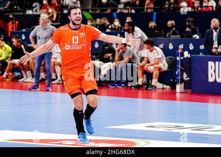 BUDAPEST, HONGRIE - JANVIER 18 : Samir Benghanem des pays-Bas célèbre la victoire lors du match des hommes EHF Euro 2022 Groupe B entre les pays-Bas et le Portugal au MVM Dome le 18 janvier 2022 à Budapest, Hongrie (photo de Henk Seppen/Orange Pictures) Banque D'Images